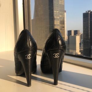 CHANEL quilted leather pumps
